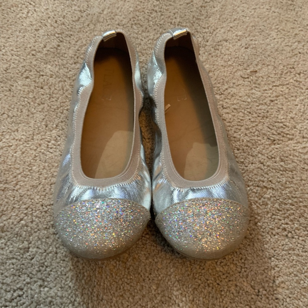 Girls CHILDREN’S PLACE silver flats. Size 1y.